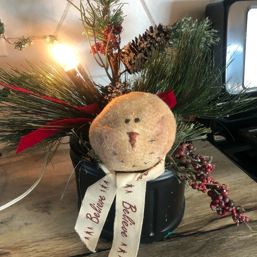 PRIMITIVE HANDMADE SNOWMAN LAMP ARRANGEMENT IN PLASTIC FOLGERS COFFEE CAN